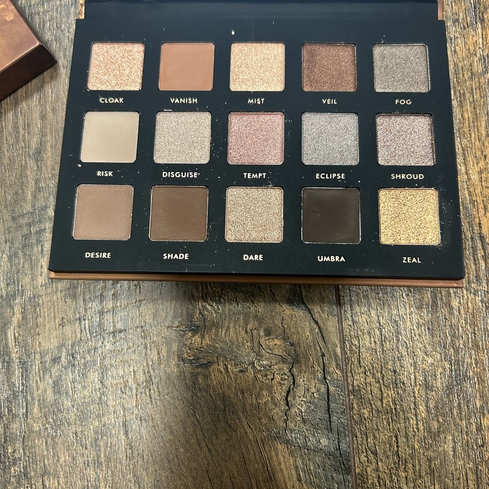 NEW ABH Glow It, an Eyeshadow palette - Picture 6 of 7